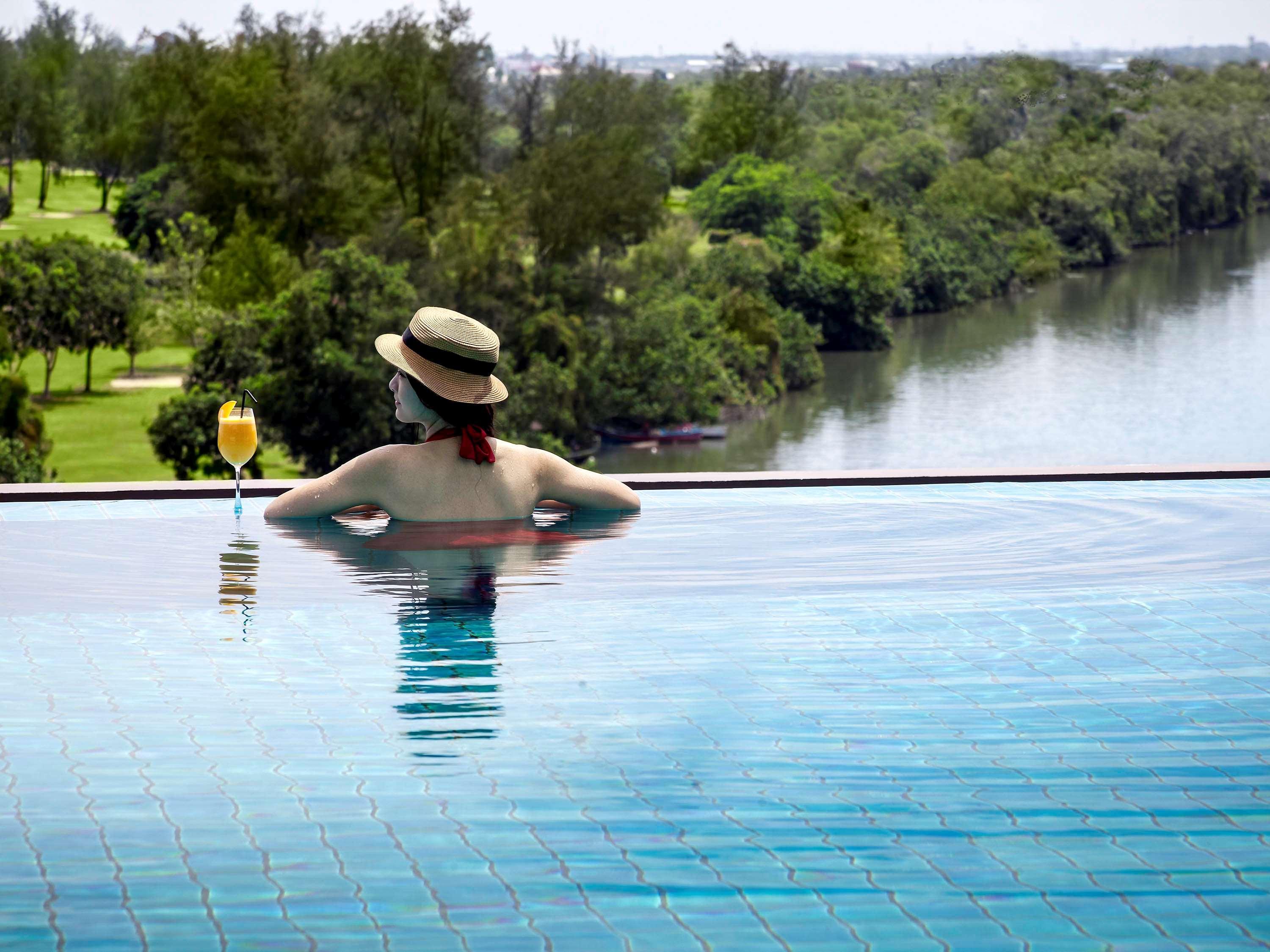 Hotel Pullman Miri Waterfront Extérieur photo Infinity pool at The Riverine Resort