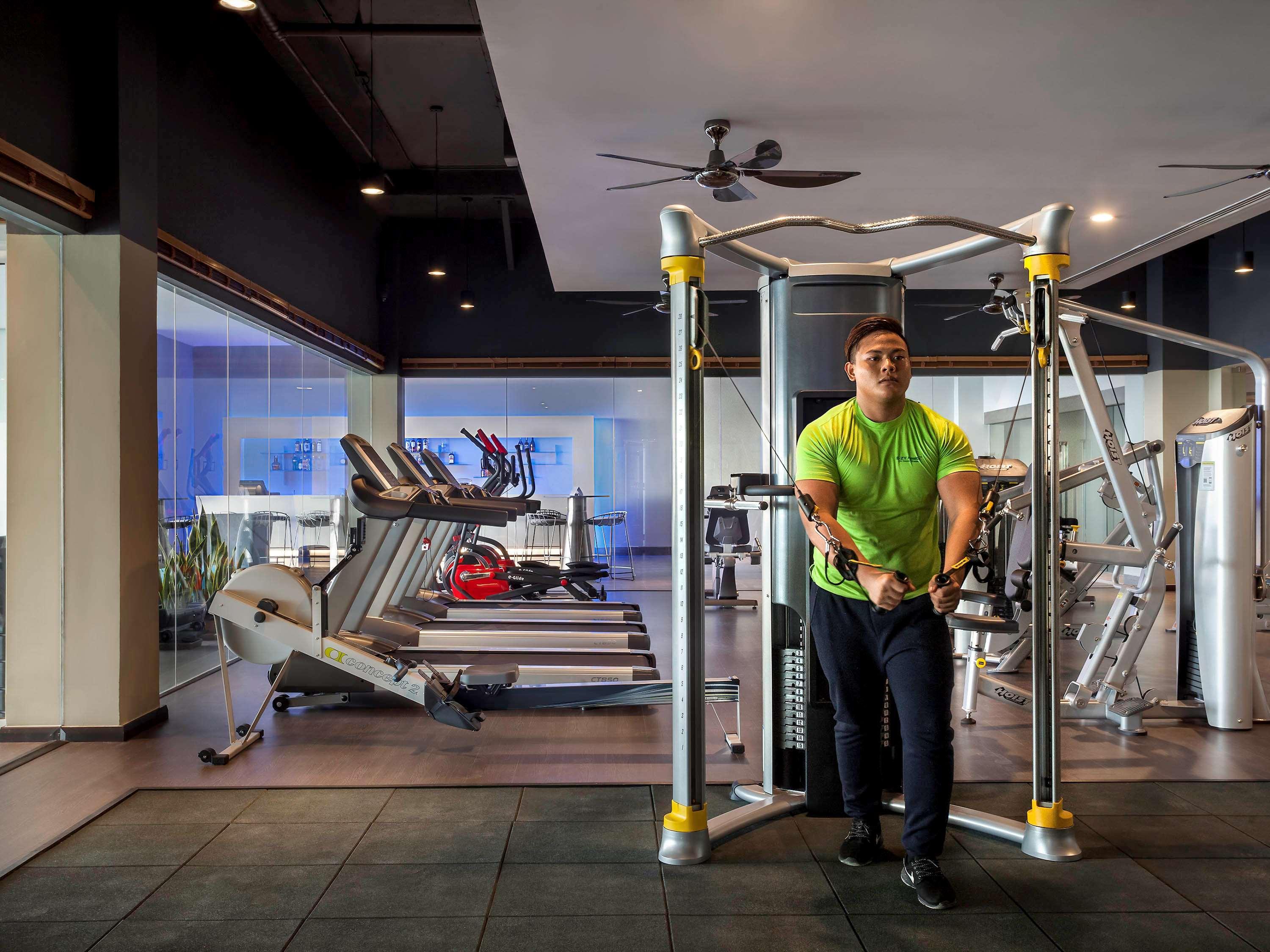 Hotel Pullman Miri Waterfront Extérieur photo A man doing dips on a parallel bar