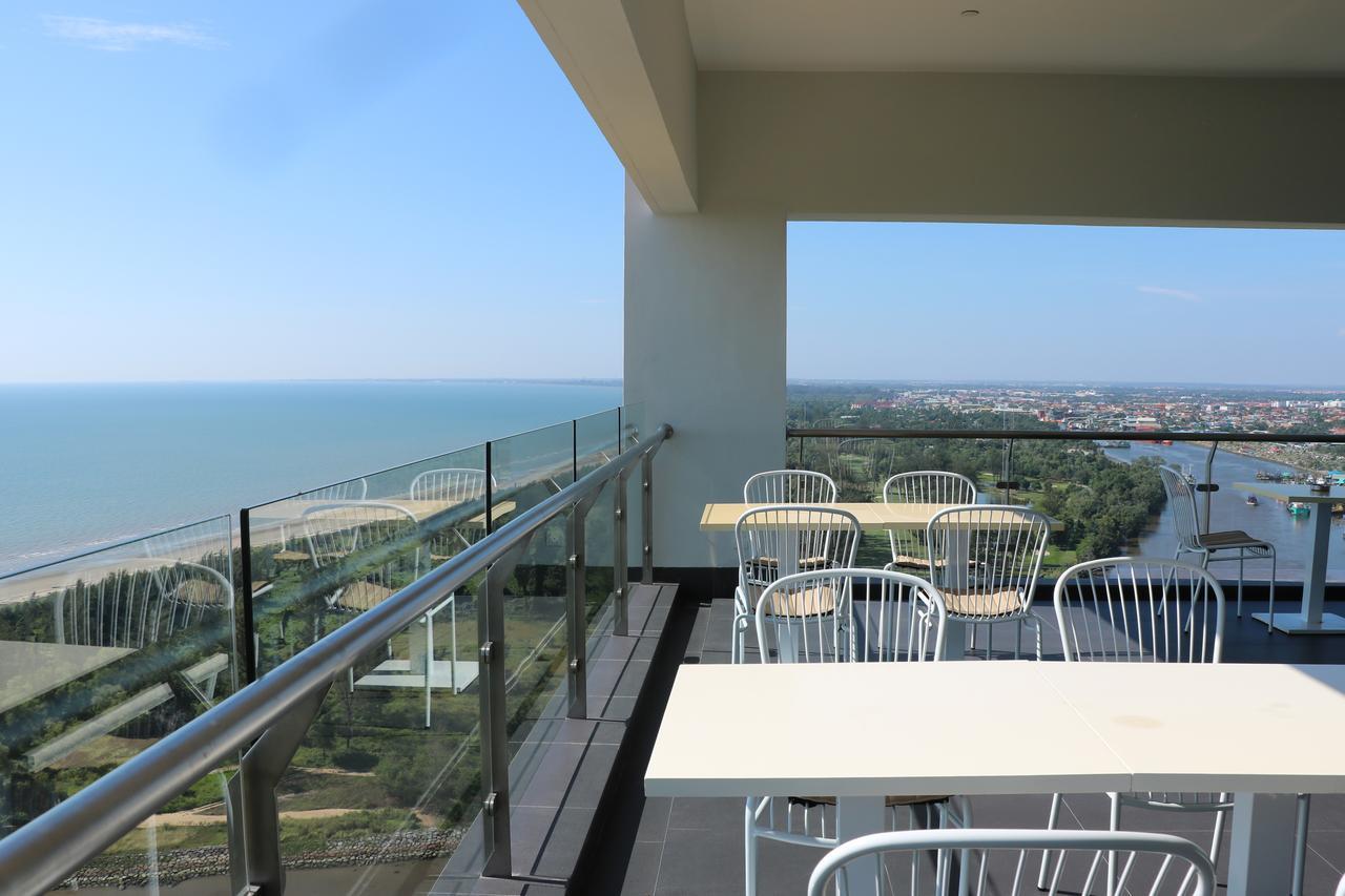 Hotel Pullman Miri Waterfront Extérieur photo A balcony in Nha Trang, Vietnam