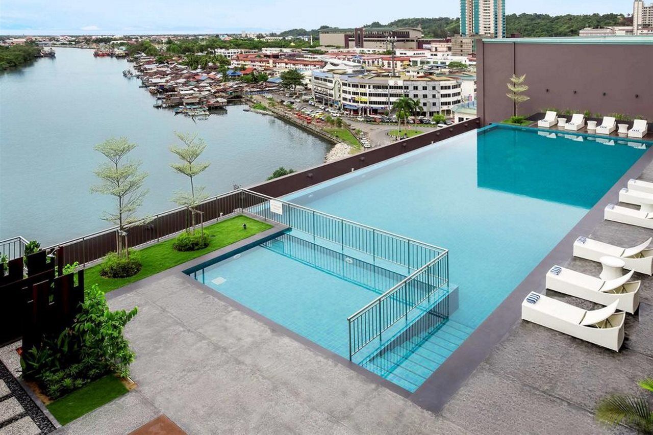 Hotel Pullman Miri Waterfront Extérieur photo Infinity pool