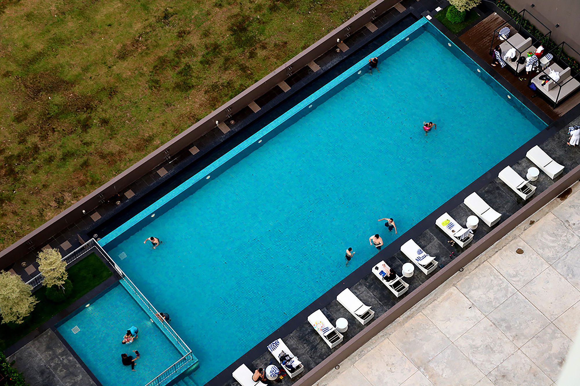 Hotel Pullman Miri Waterfront Extérieur photo The pool at the hotel