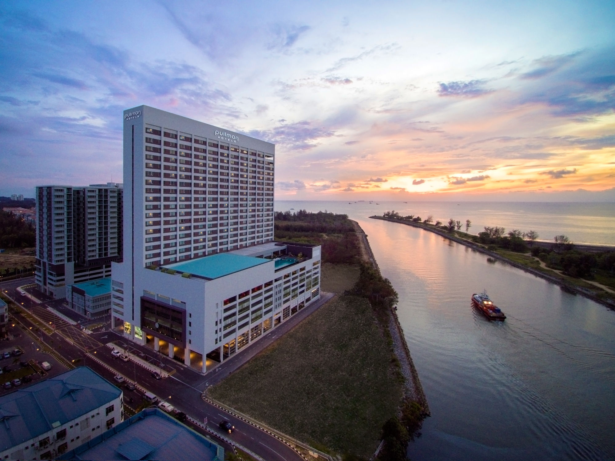 Hotel Pullman Miri Waterfront Extérieur photo Aerial view of the hotel