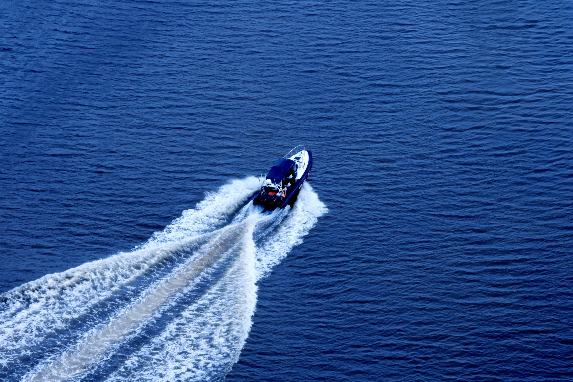 Hotel Pullman Miri Waterfront Extérieur photo A speedboat