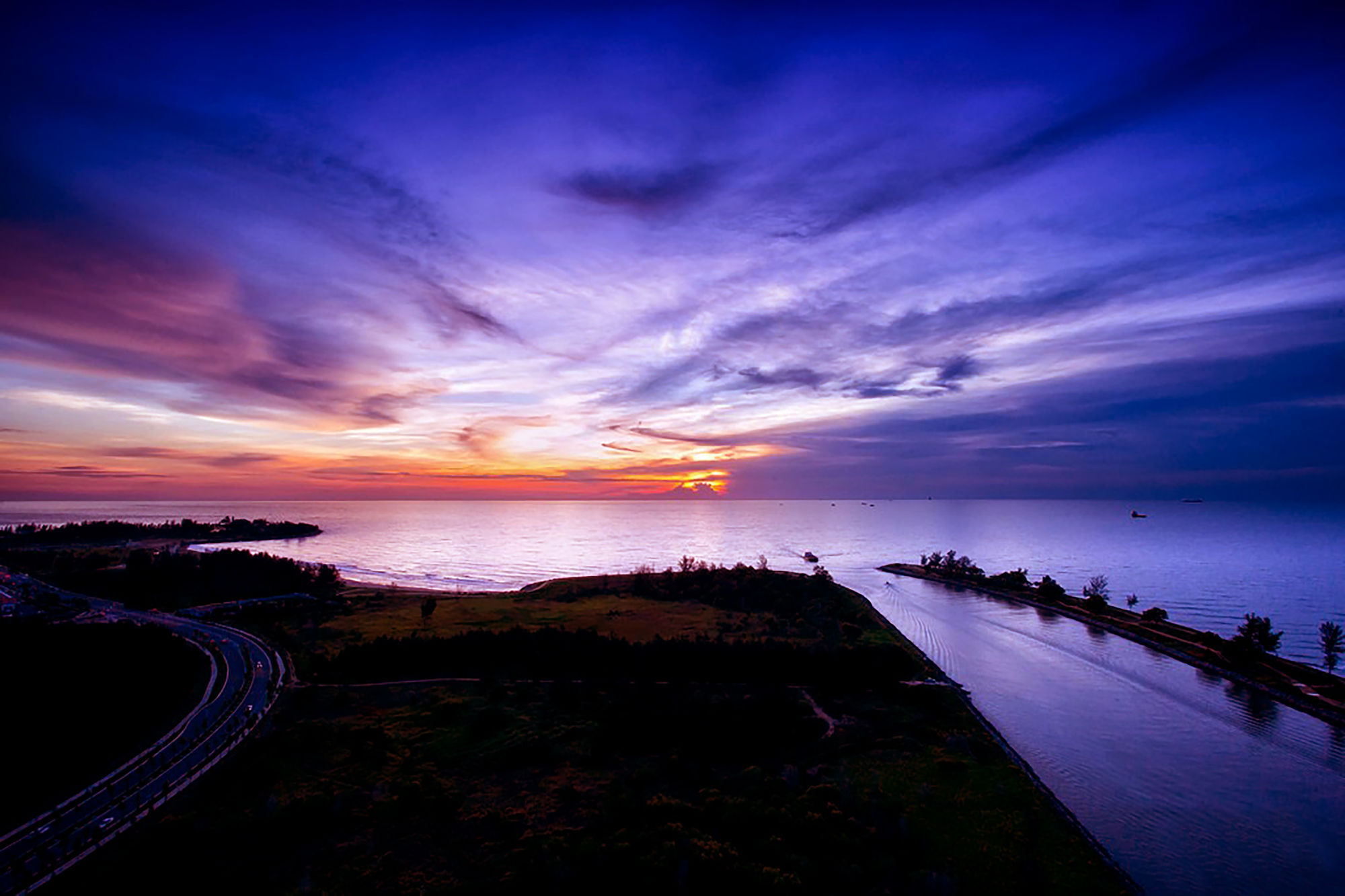 Hotel Pullman Miri Waterfront Extérieur photo Sunset at the mouth of the river