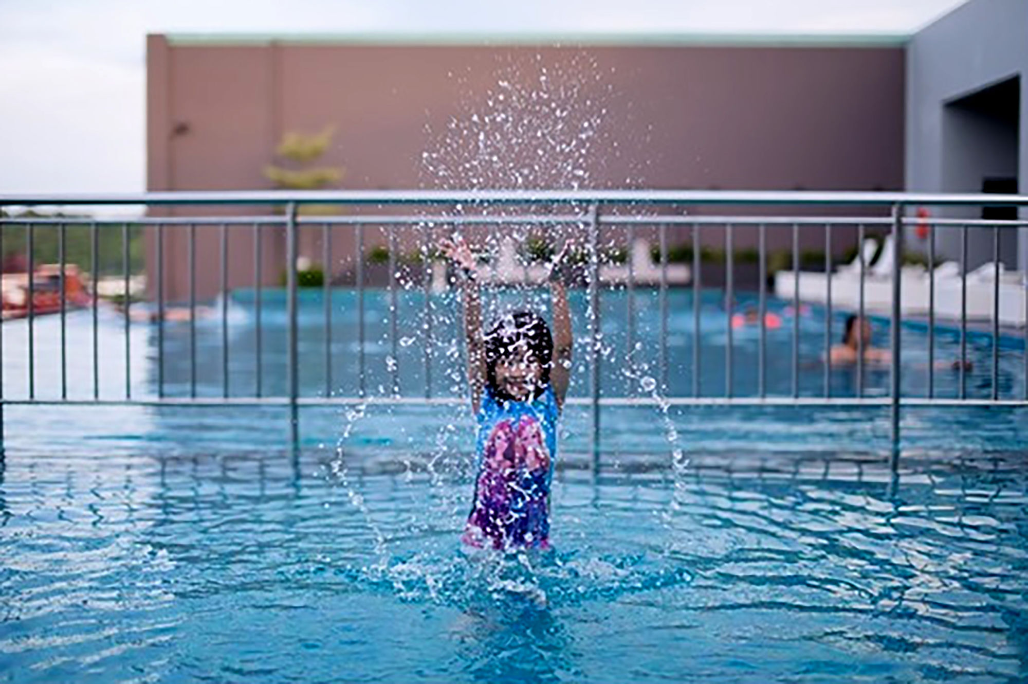 Hotel Pullman Miri Waterfront Extérieur photo Swimming pool at the hotel