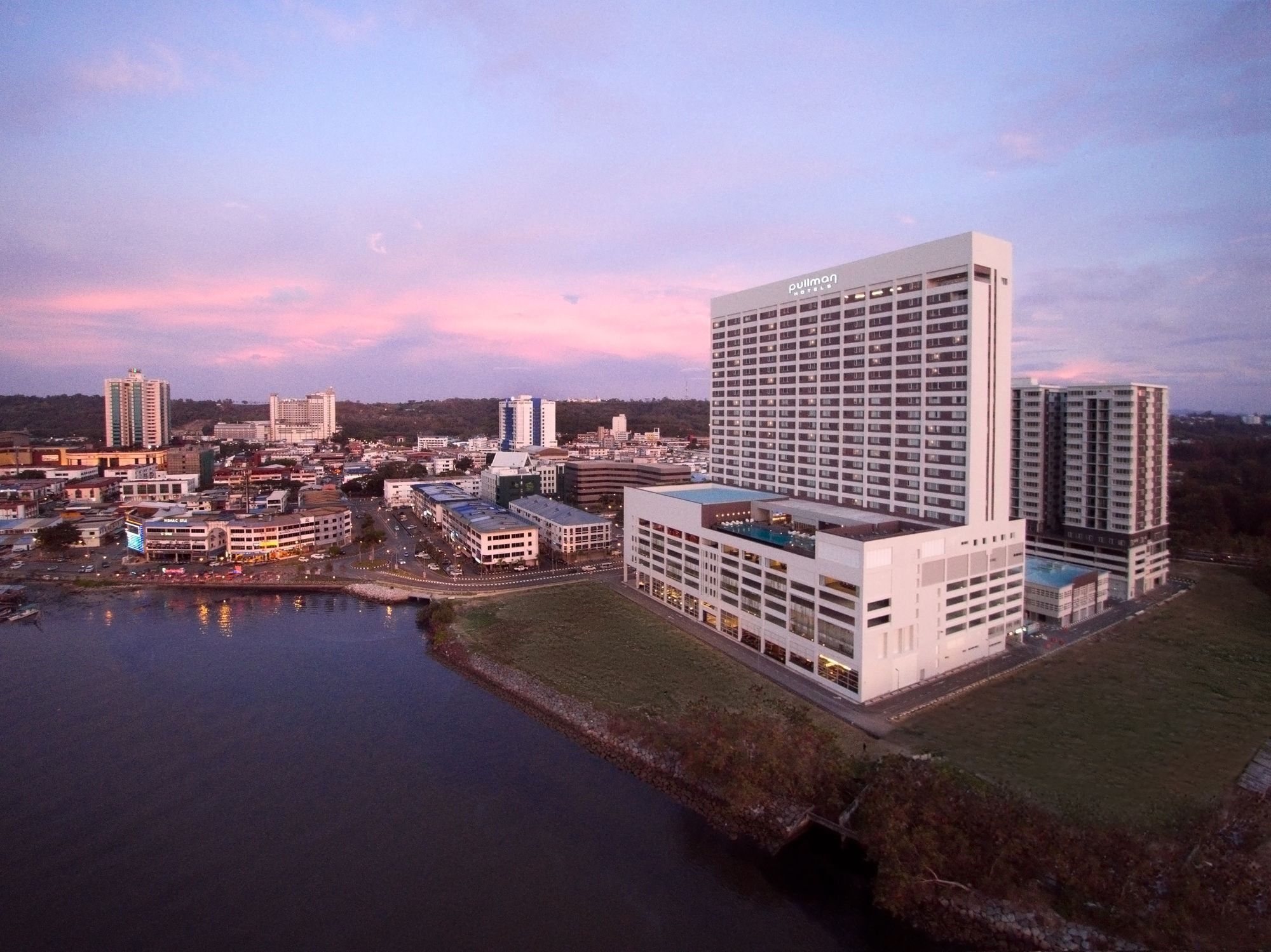 Hotel Pullman Miri Waterfront Extérieur photo The Riverfront