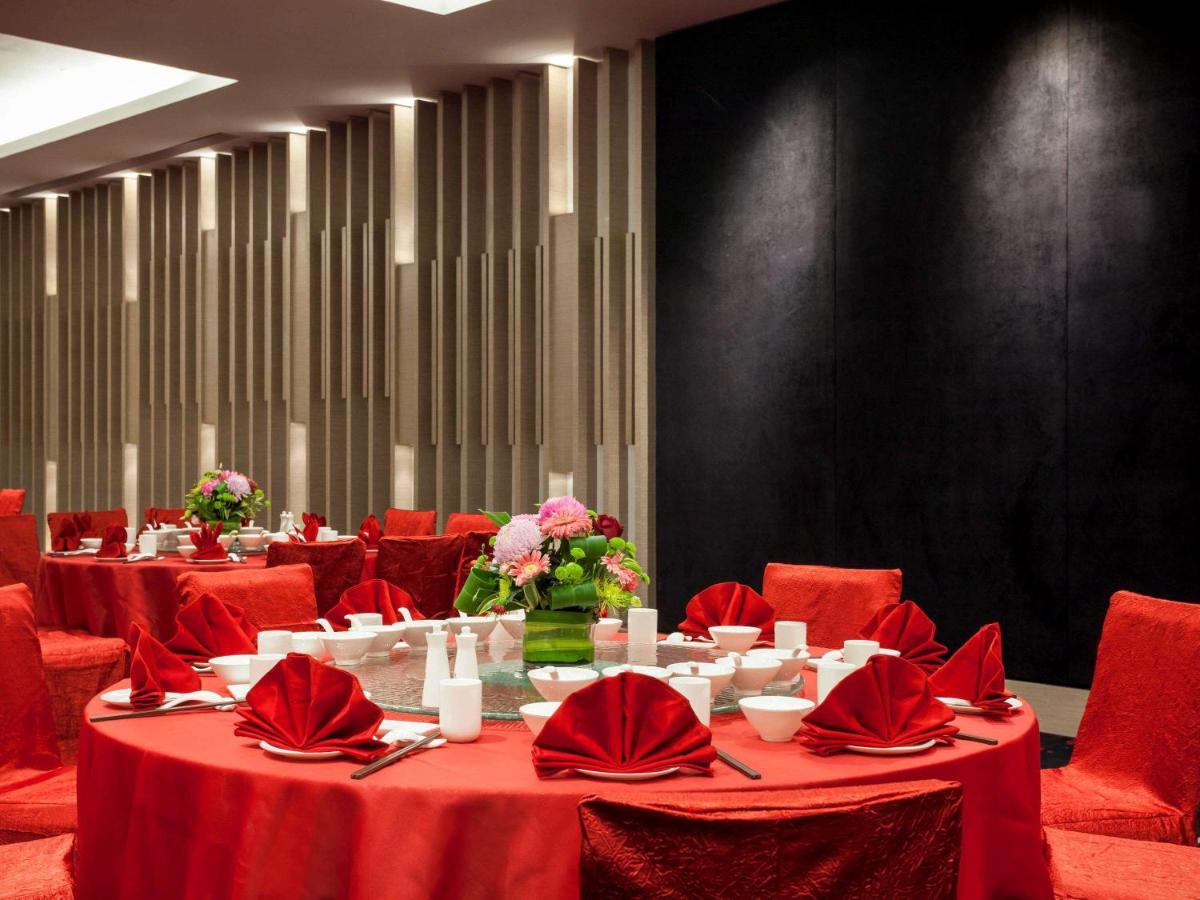 Hotel Pullman Miri Waterfront Extérieur photo A banquet hall in a hotel